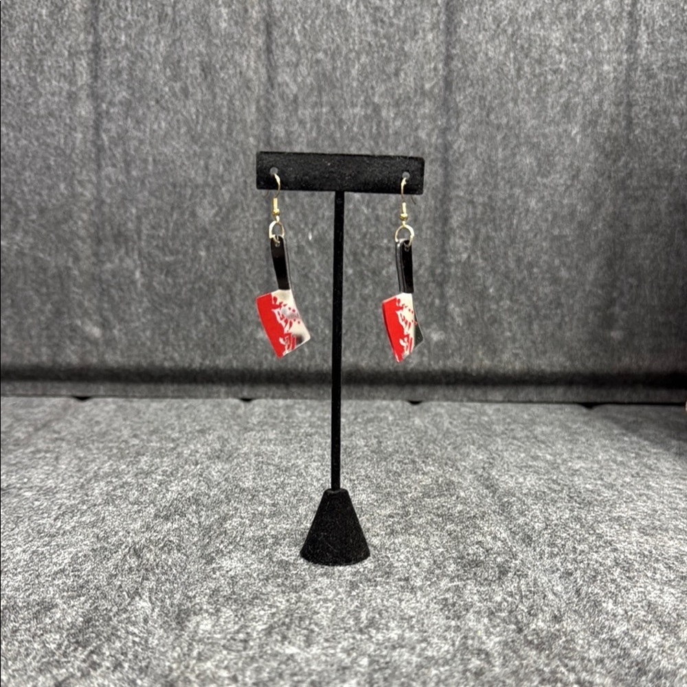 Elegant Red and Black Cleaver Earrings - Picture 2 of 3